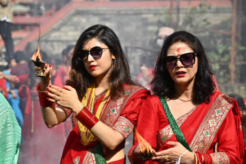 पशुपतिमा तीज: काेही पूजामा व्यस्त, काेही नाचमा मस्त (तस्वीरहरू)